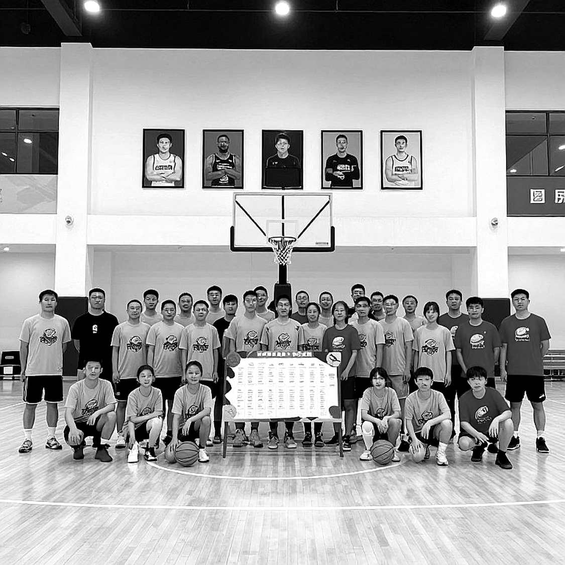 Trang Giấy Trống Và Bàn Tay Vô Hình: Khi Bóng Rổ Tự Bịa Ra Sự Thật Của Chính Mình